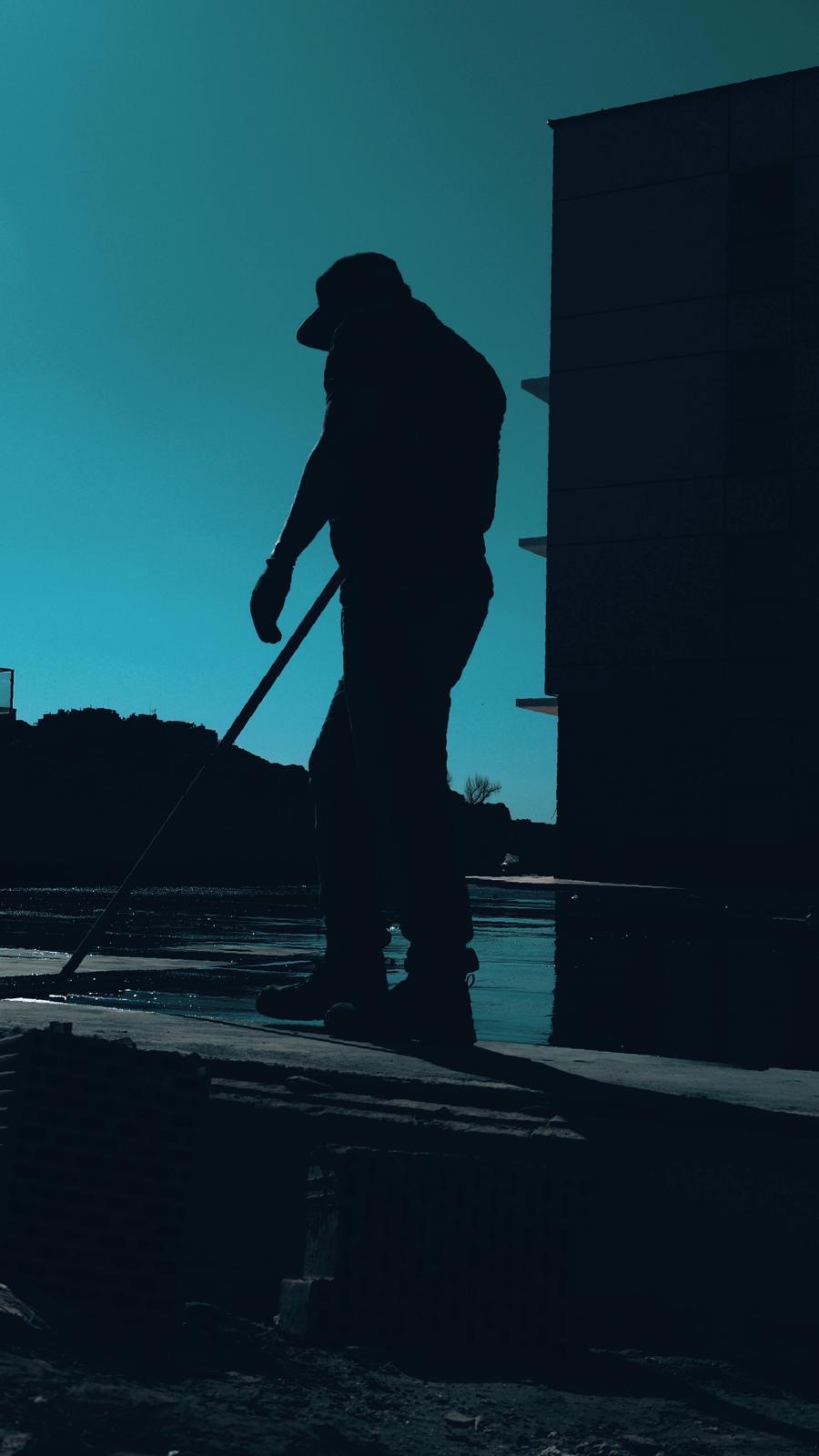 Serwisant Hydrokoma wykonujący iniekcję ciśnieniową w garażu podziemnym